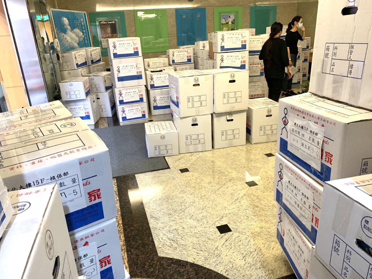 辦公桌椅搬運與定位