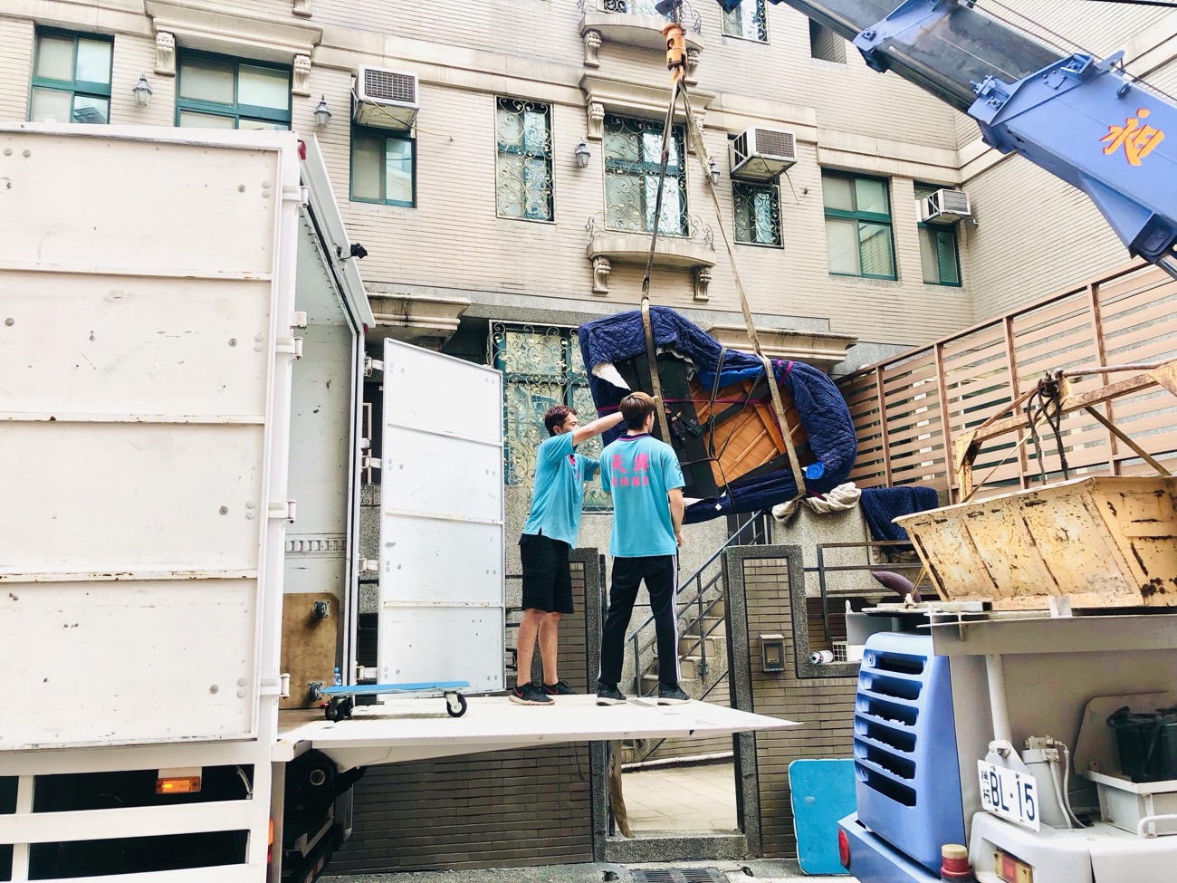 大型石雕 · 搬運現場
