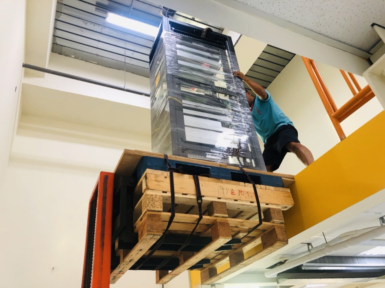 鋼琴吊掛中