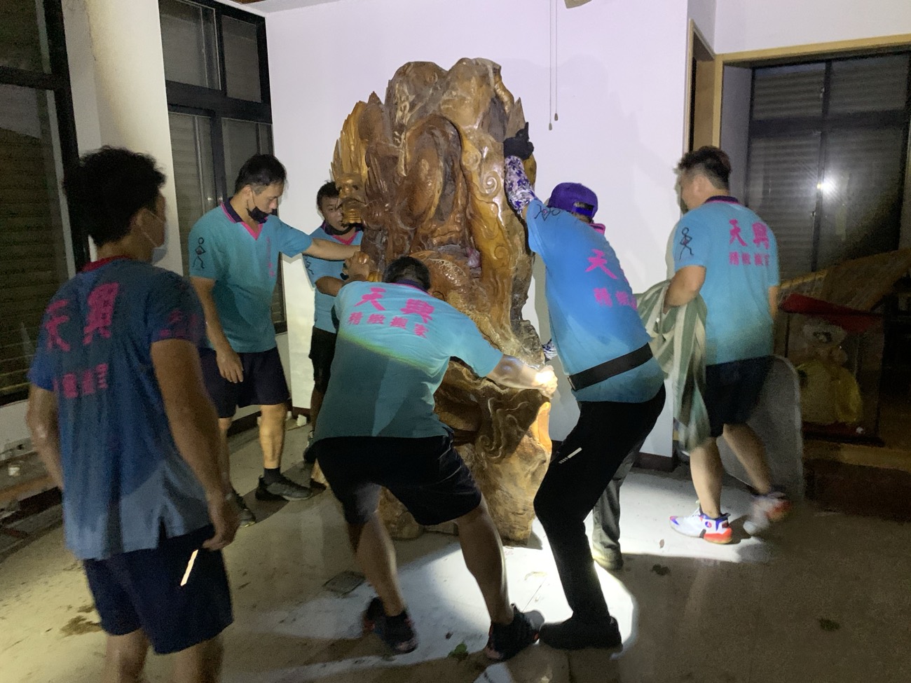 原木神桌雕刻 · 室內搬運