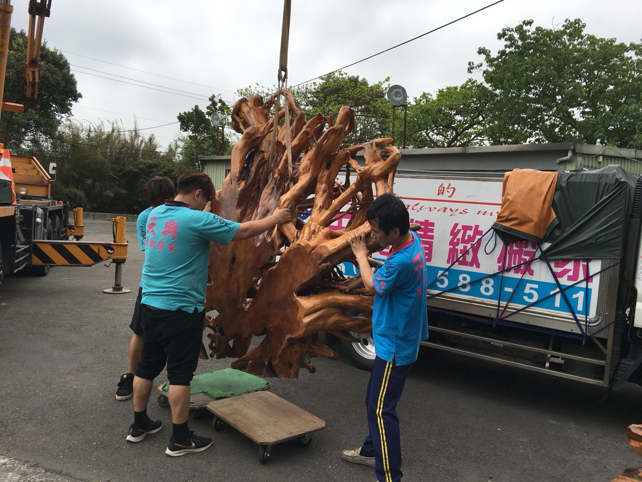 特殊物品搬運 · 大型樹瘤木雕卸運